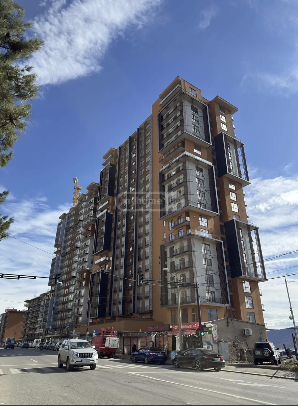 იყიდება 3 ოთახიანი ბინა ნუცუბიძის ფერდობზე